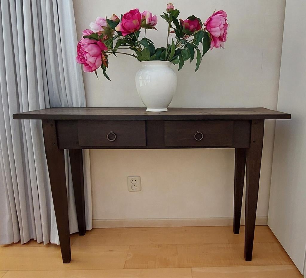 Donkerbruine houten sidetable met twee lades, Ophalen, 100 tot 150 cm, Zo goed als nieuw, Landelijk, Klassiek