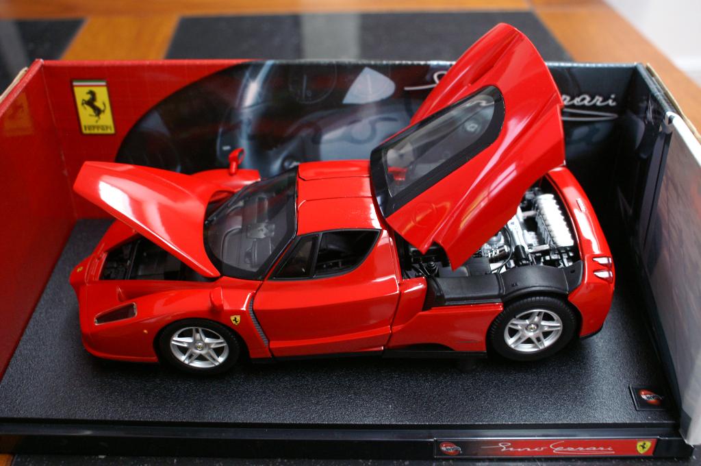 Onbeschadigd schaalmodel 1:18 Ferrari Enzo, incl doos, Hobby en Vrije tijd, Modelauto's | 1:18, Ophalen of Verzenden, Zo goed als nieuw