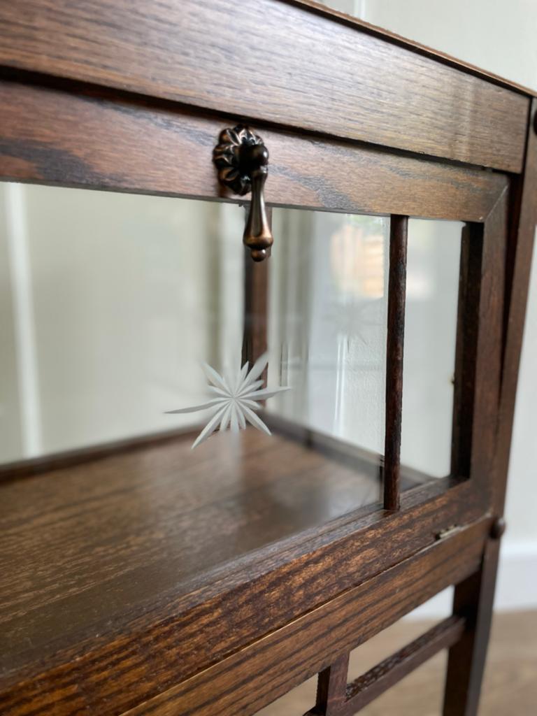 Antiek houten theekastje met geslepen glas, Ophalen