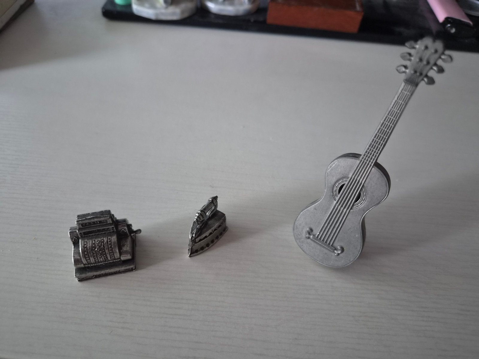Miniatuur decoratie set: gitaar, kassa, strijkijzer (tin), Verzamelen, Ophalen of Verzenden, Gebruikt