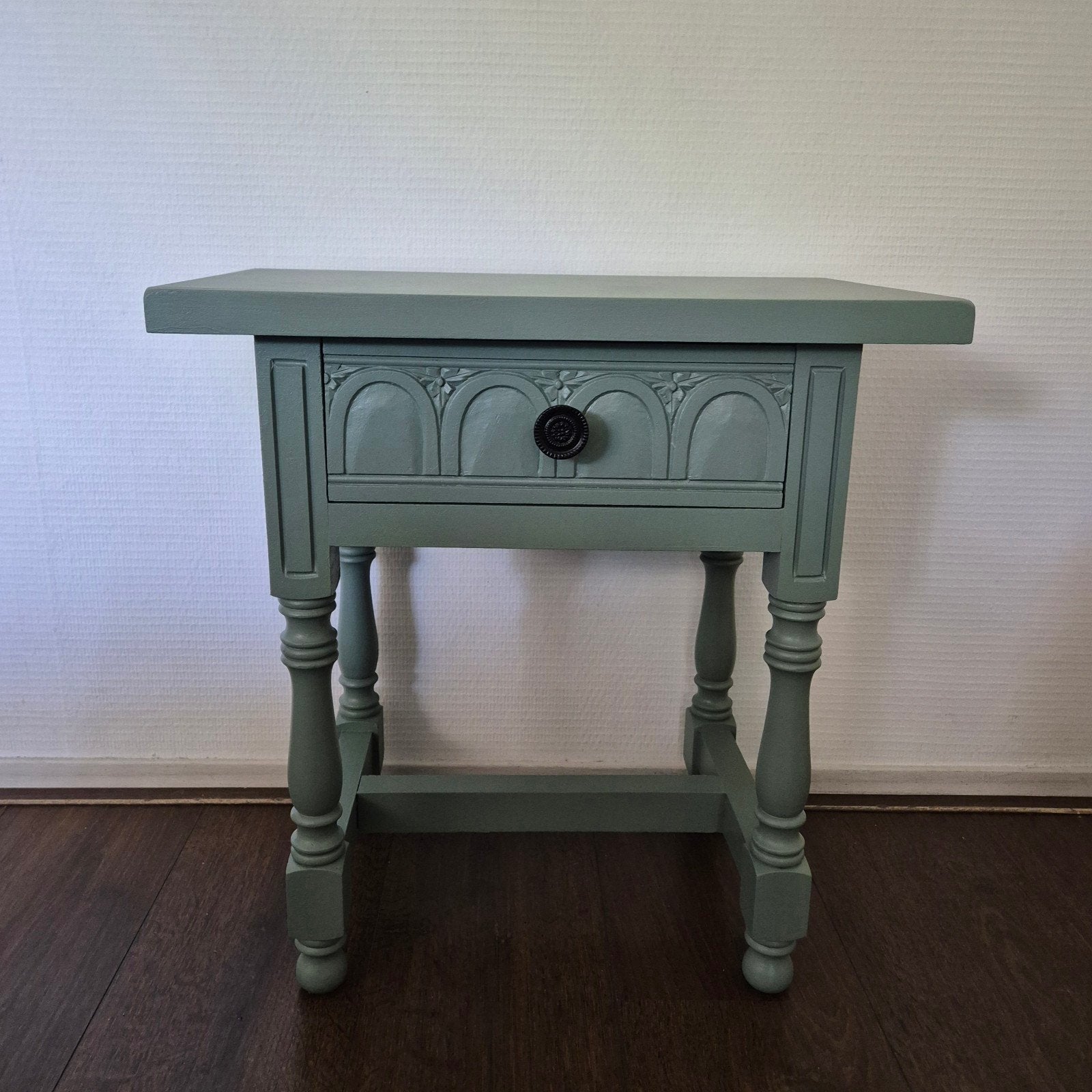 Vintage bijzettafel groen met lade, Huis en Inrichting, Tafels | Bijzettafels, Minder dan 55 cm, Vintage, Klassiek, Zo goed als nieuw