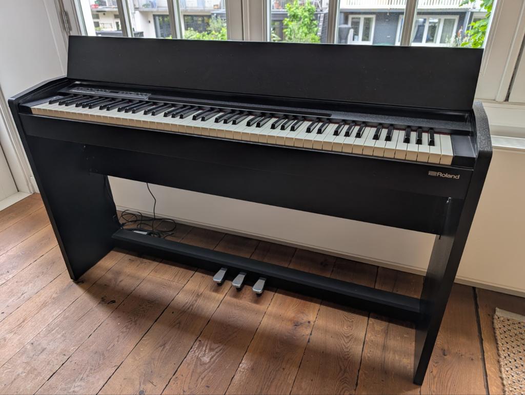 Roland F-140R Digitale Piano - Zwart, Muziek en Instrumenten, Piano's, Ophalen, Zwart, Digitaal, Zo goed als nieuw
