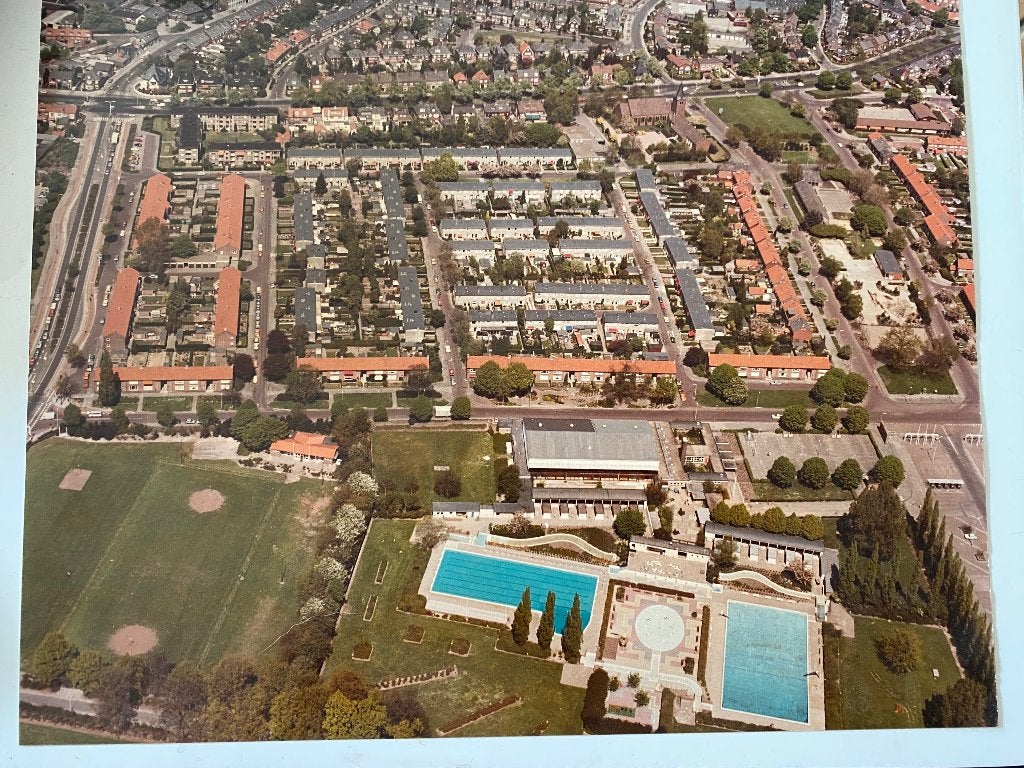 Luchtfoto Enschede Diekman/Varvik met zwembad Diekman, 1960 tot 1980, Foto, Ophalen of Verzenden, Zo goed als nieuw