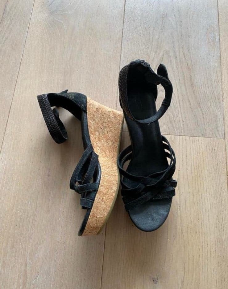 Ugg 40 plateau sleehak nieuwstaat, Zwart, Zo goed als nieuw, Sandalen of Muiltjes, Ophalen of Verzenden