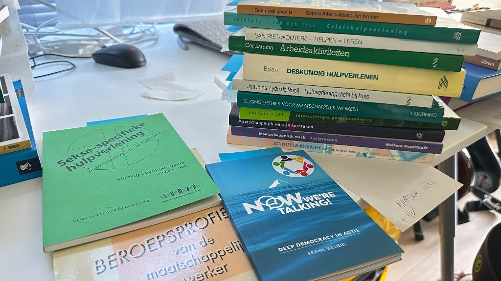 Boekenbundel hulpverlening en maatschappelijk werk, Ophalen of Verzenden, Gelezen, Diverse auteurs