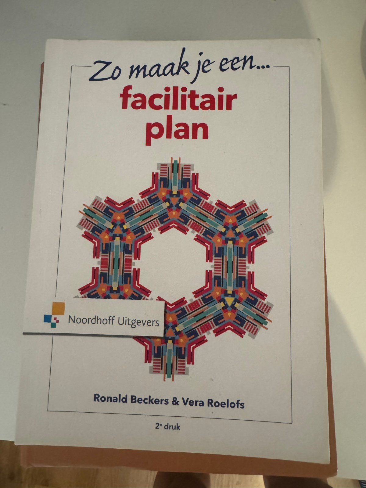 Zo maak je een facilitair plan - Ronald Beckers & Vera Roelo, Boeken, Ophalen of Verzenden, Gamma, Zo goed als nieuw, HBO