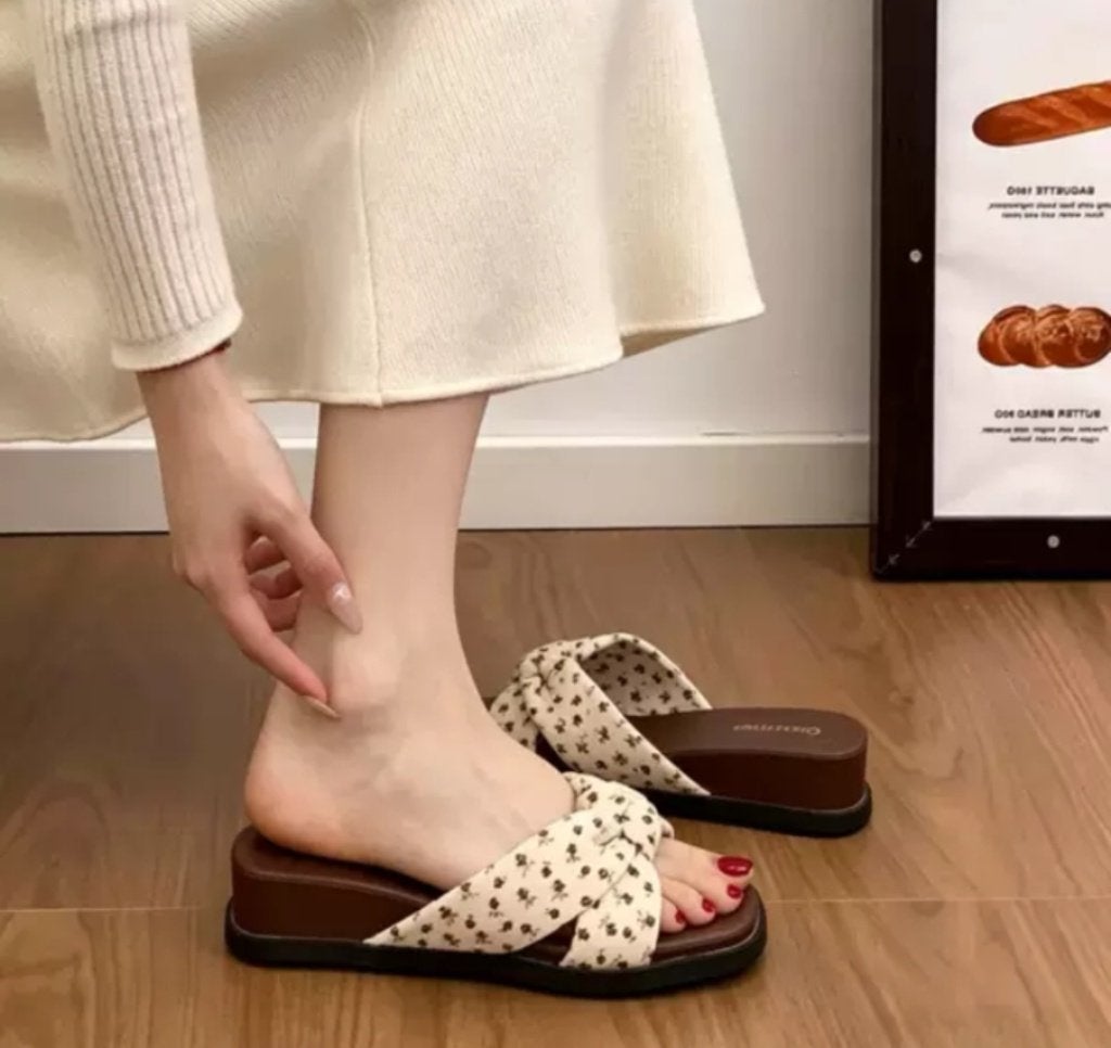 Dames slippers met strik bloemenprint maat 39, Slippers, Beige, Nieuw, Ophalen of Verzenden