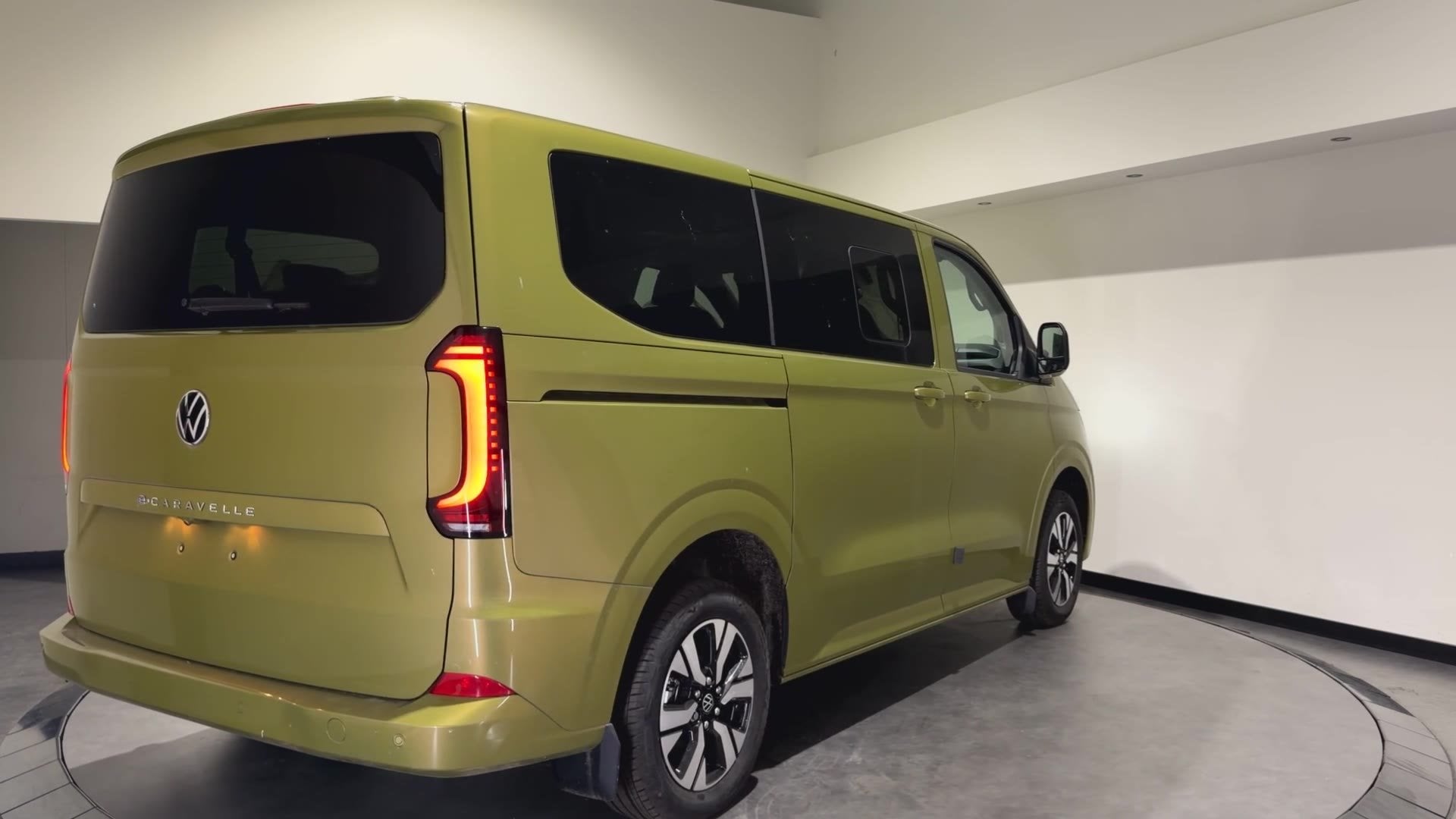 Volkswagen e-Transporter Caravelle 32 L1H1 Life 64 kWh € 5, Automaat, 330 km, Met garantie (alle), Volkswagen