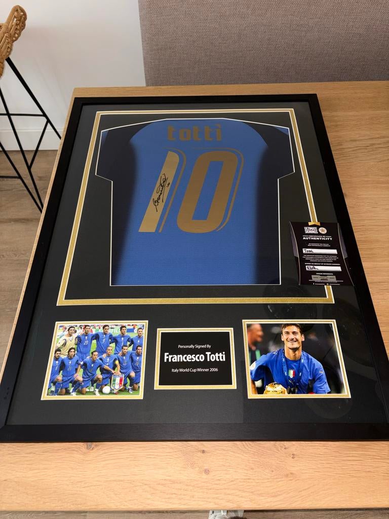 Ingelijst gesigneerd Francesco Totti shirt WK 2006, Ophalen of Verzenden, Zo goed als nieuw, Buitenlandse clubs, Shirt