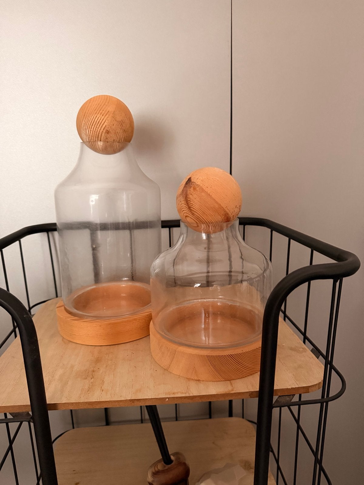 Decoratieve glazen flessen met houten voet en knop, Ophalen of Verzenden, Zo goed als nieuw, Glas, Modern