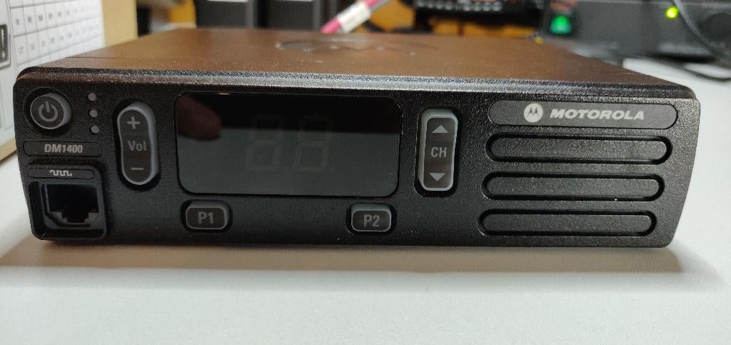 Motorola DM1400E Enhanced Analoog UHF Mobilofoon 25watt ZGAN, Telecommunicatie, Zenders en Ontvangers, Ophalen of Verzenden, Zo goed als nieuw