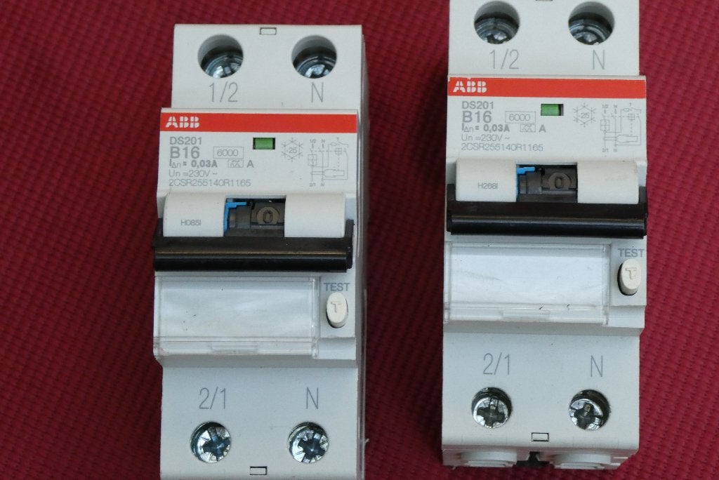 ABB Aardlekautomaat - B16 0,03A, Ophalen, Zo goed als nieuw, ABB, Aardlekautomaat