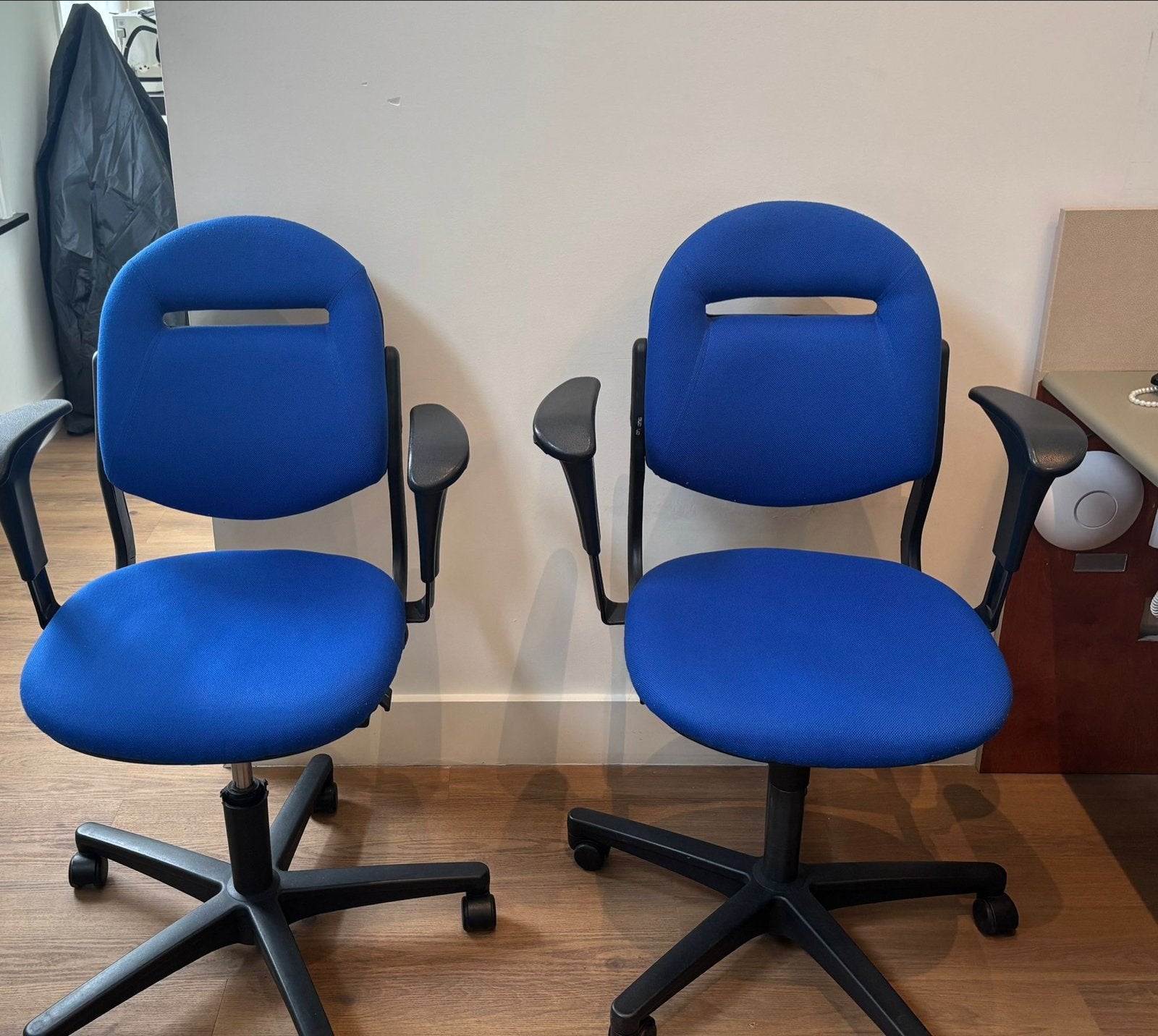 2 blauwe bureaustoelen - in hoogte en rugleuning verstelbaar, Huis en Inrichting, Ophalen, Gebruikt, Blauw, Bureaustoel