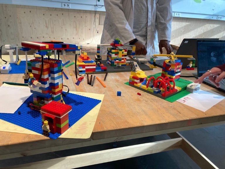 Opzoek naar heel veel LEGO, Ophalen