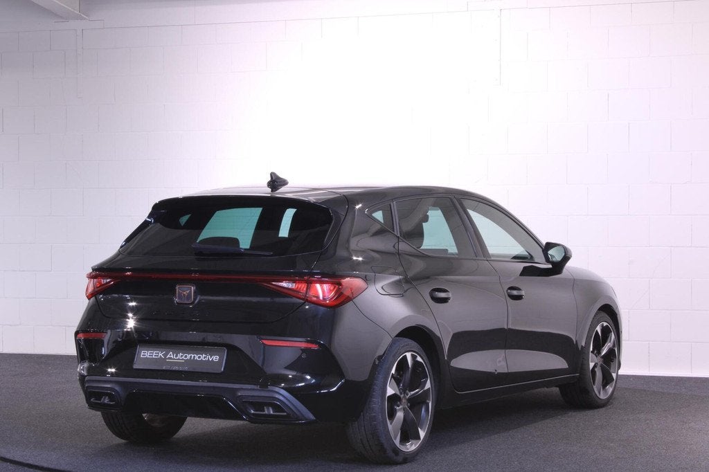 CUPRA Leon 1.5 eTSI | PDC | Apple CarPlay | Stuurverwarming, Auto's, Cupra, Zwart, 4 cilinders, Leon, Leder en Stof
