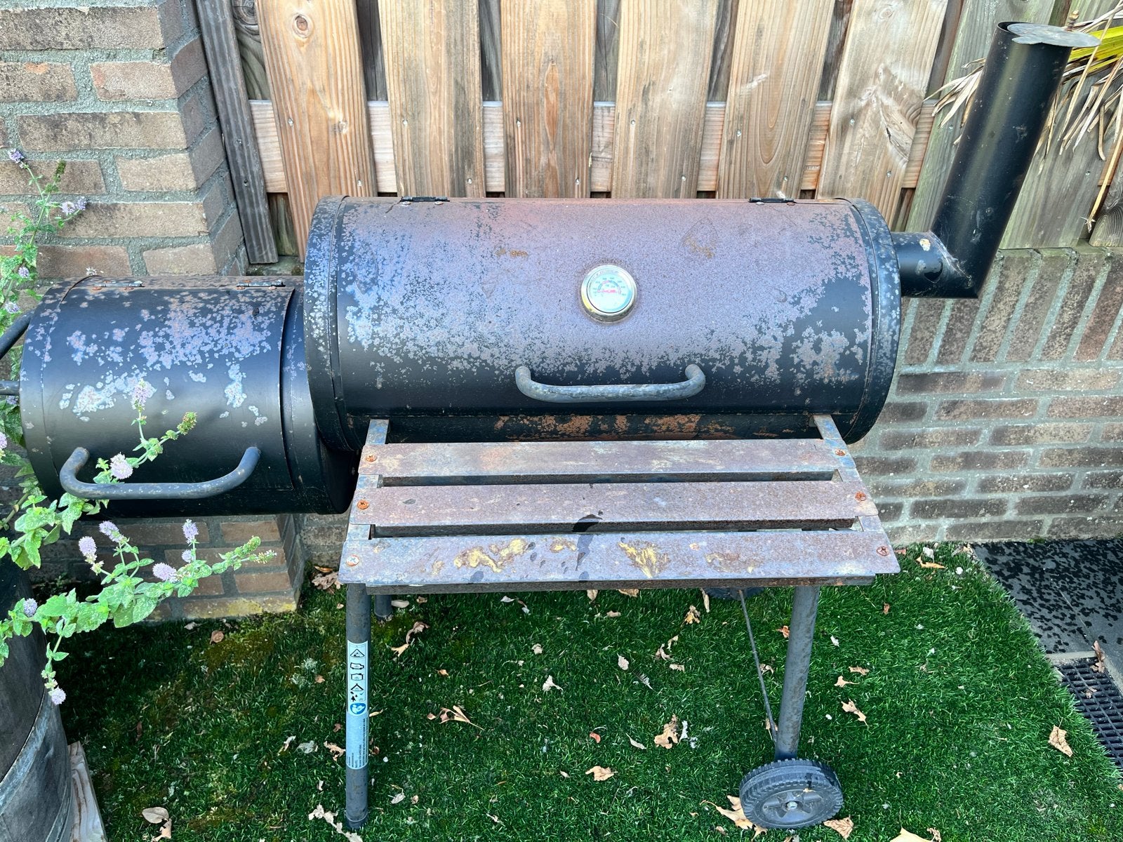 Gebruikte Smoker BBQ met thermometer en wielen, Tuin en Terras, Houtskoolbarbecues, Ophalen, Gebruikt