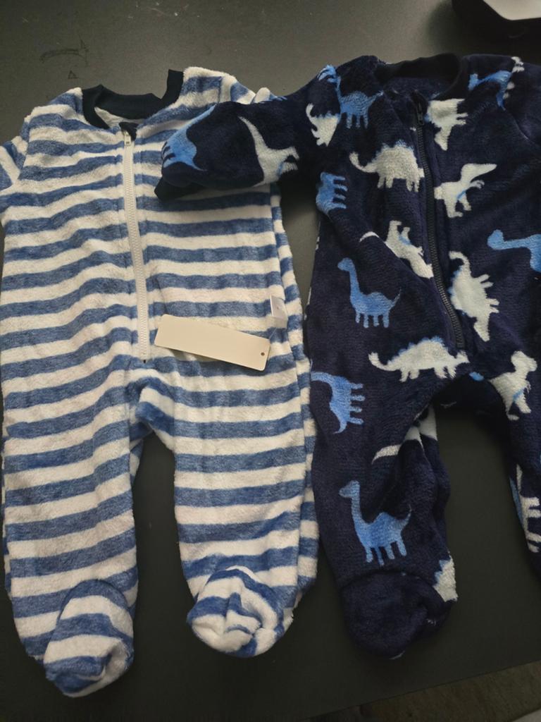 2x Nieuwe Baby Pyjama's Maat 68 - Streep & Dinosaurus, Ophalen of Verzenden, Nieuw, Jongetje, Nacht- of Onderkleding