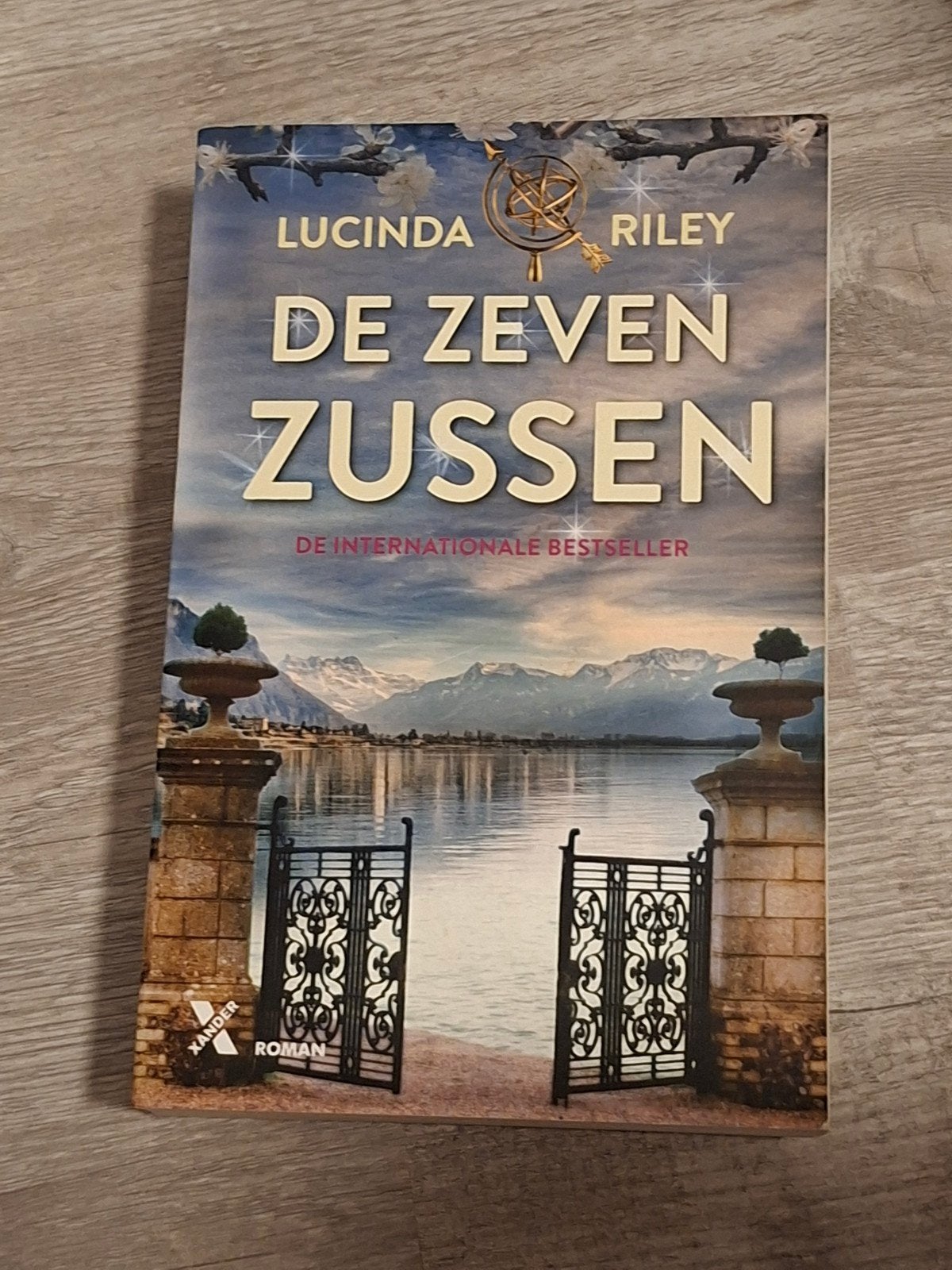 De Zeven Zussen - Lucinda Riley (Roman), Boeken, Gelezen, Lucinda Riley, Ophalen of Verzenden, Nederland