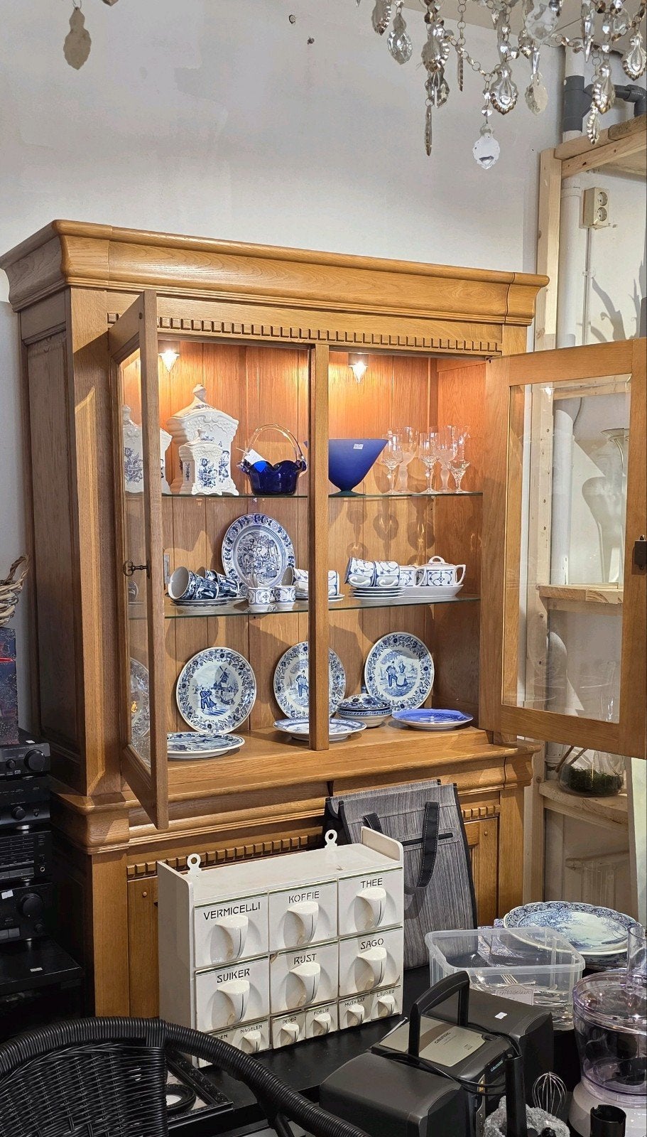 Antieke houten vitrinekast met glazen deuren, Ophalen