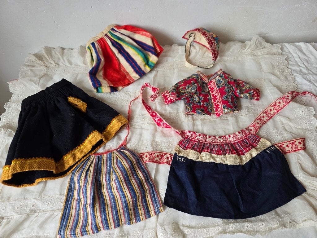 Nr. 10, setje antieke klederdracht kleertjes, poppenkleren, Ophalen of Verzenden, Gebruikt, Kleertjes