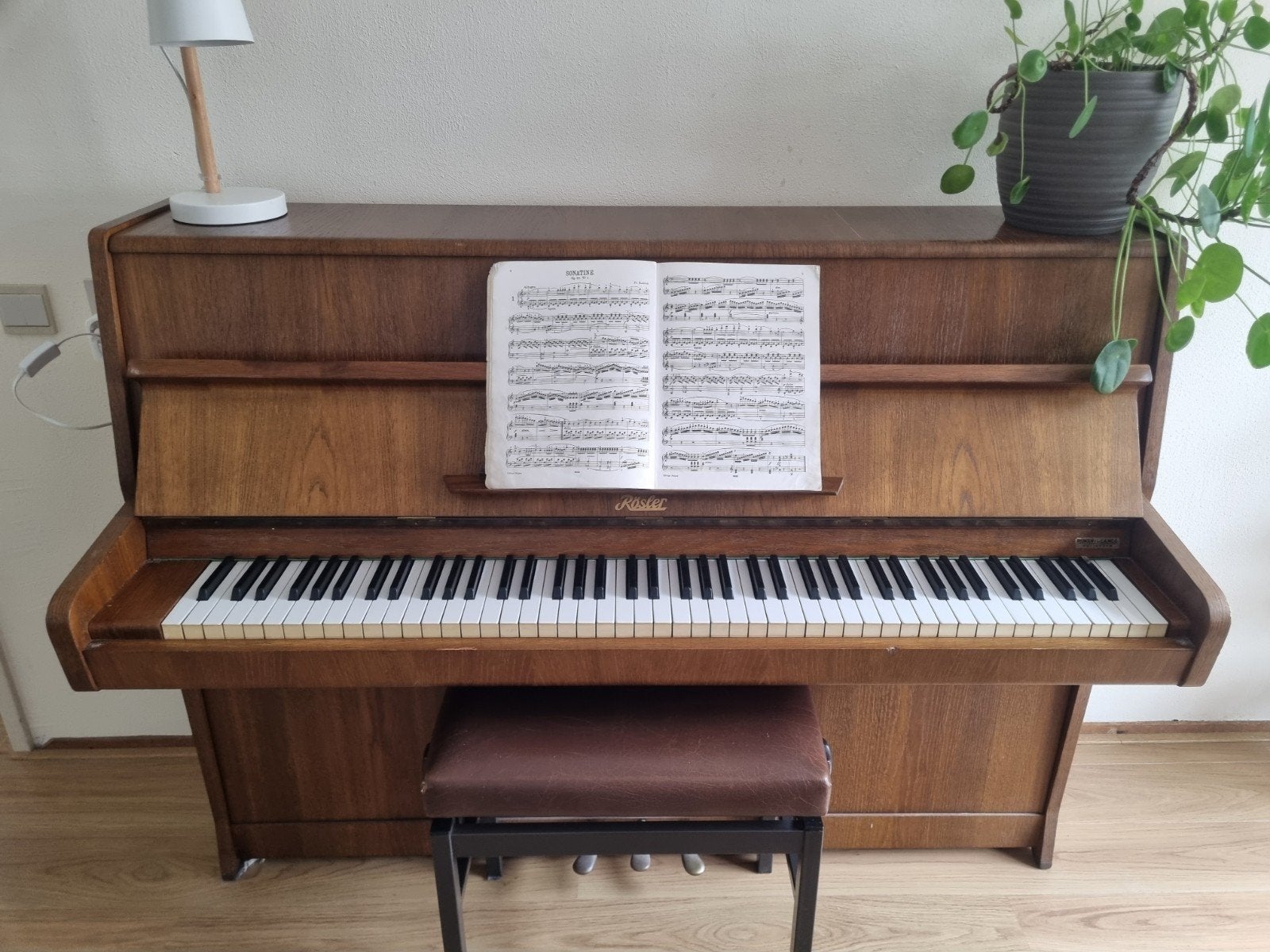 Rösler piano in goede staat, Ophalen, Gebruikt, Bruin