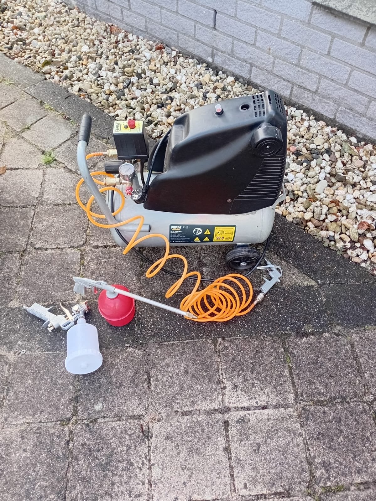 Ferm Compressor CRM1042 met spuitpistool en blaaspistool, Ophalen, Gebruikt, 6 tot 10 bar, 25 tot 100 liter