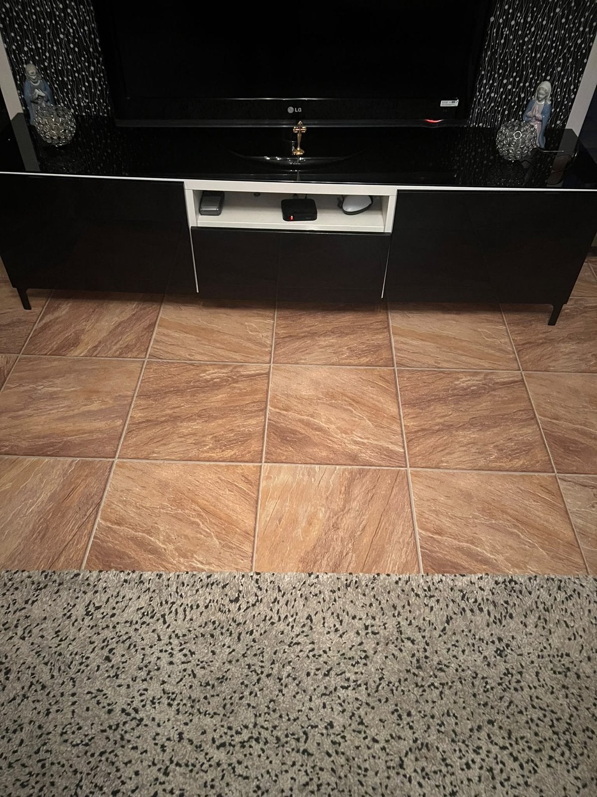 Modern zwart tv-meubel met glazen blad, Kunststof, Gebruikt, 100 tot 150 cm, Ophalen of Verzenden