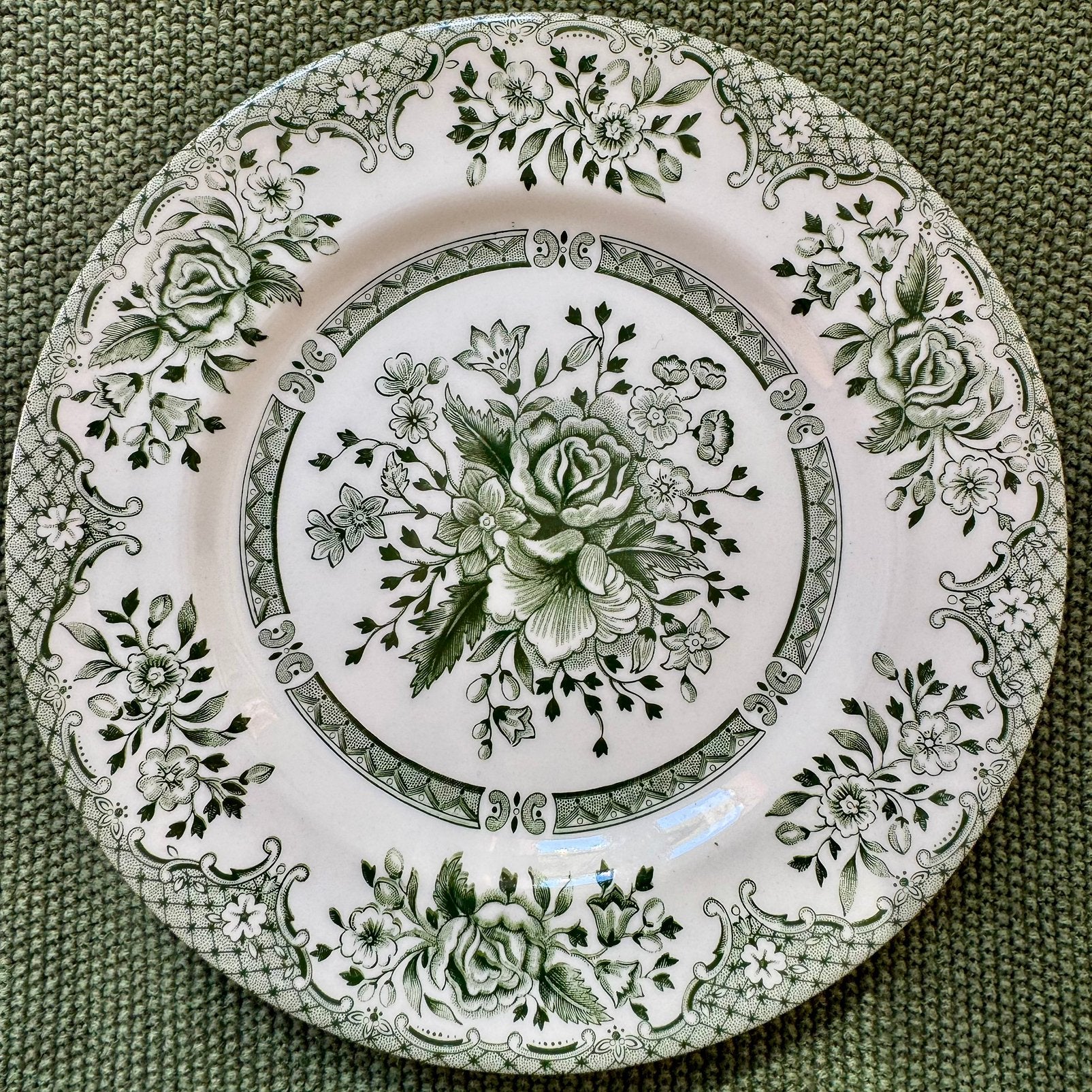 Engels Ironstone bordje met rozenmotief mosgroen, Ophalen of Verzenden