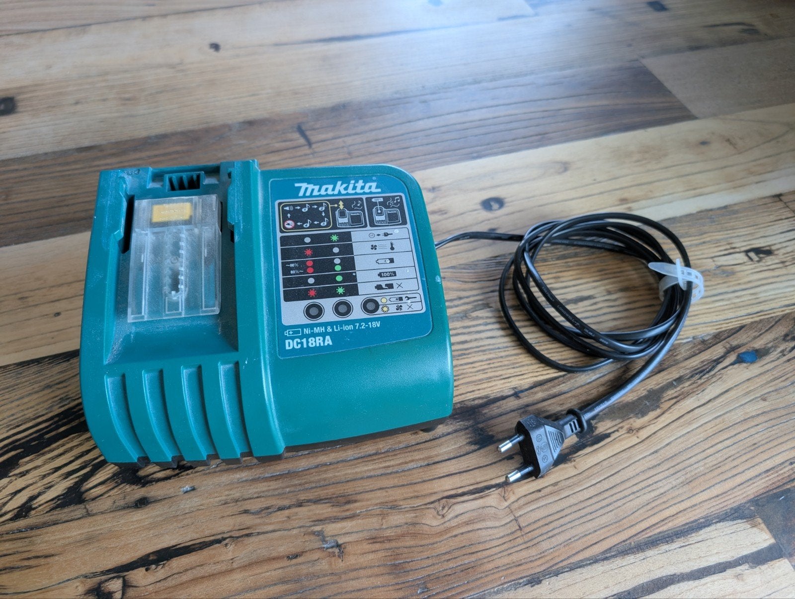 Makita DC18RA T Oplader Ni-MH en Li-ion met koelfan, Doe-het-zelf en Verbouw, Gereedschap | Machine-onderdelen en Toebehoren, Ophalen of Verzenden