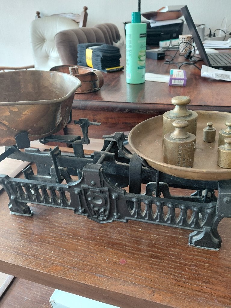 Antieke gietijzeren weegschaal met gewichten, Antiek en Kunst, Antiek | Gereedschap en Instrumenten, Ophalen of Verzenden