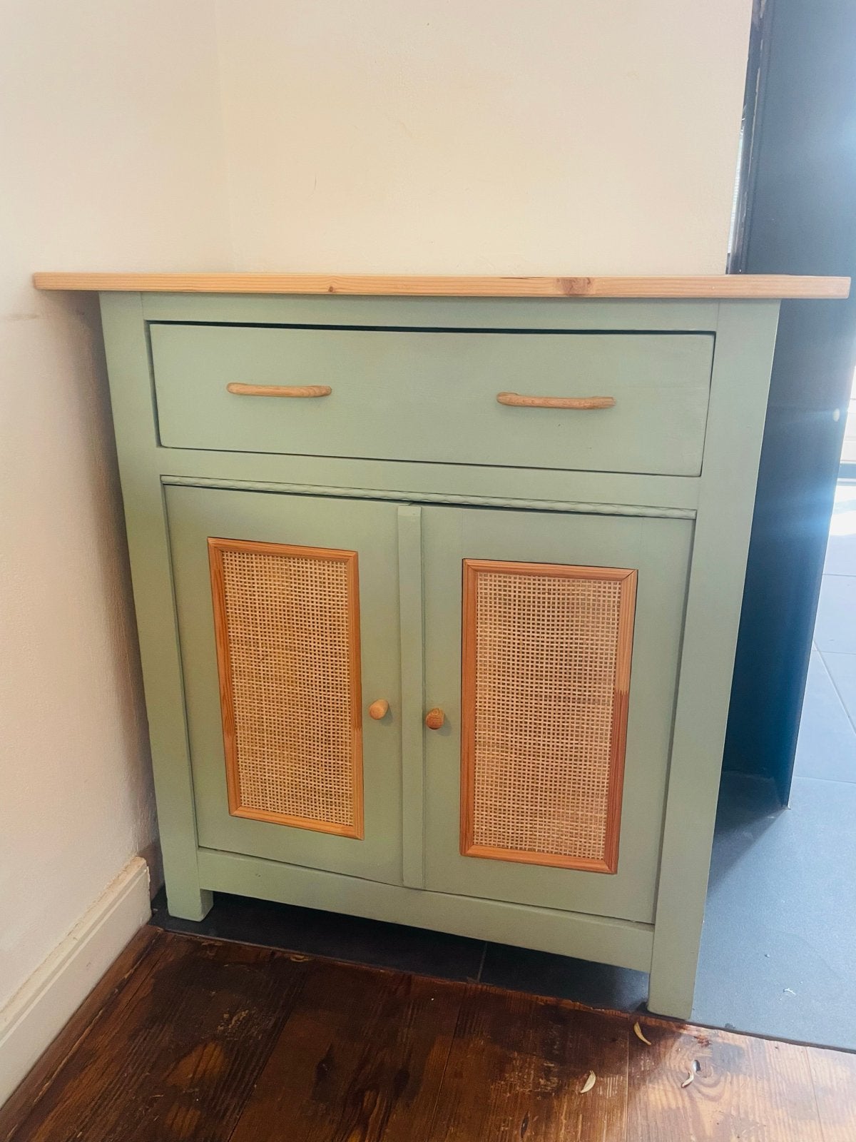 Dressoir/commode met webbing details in mintgroene kleur, Huis en Inrichting, Kasten | Overige, Ophalen, Zo goed als nieuw