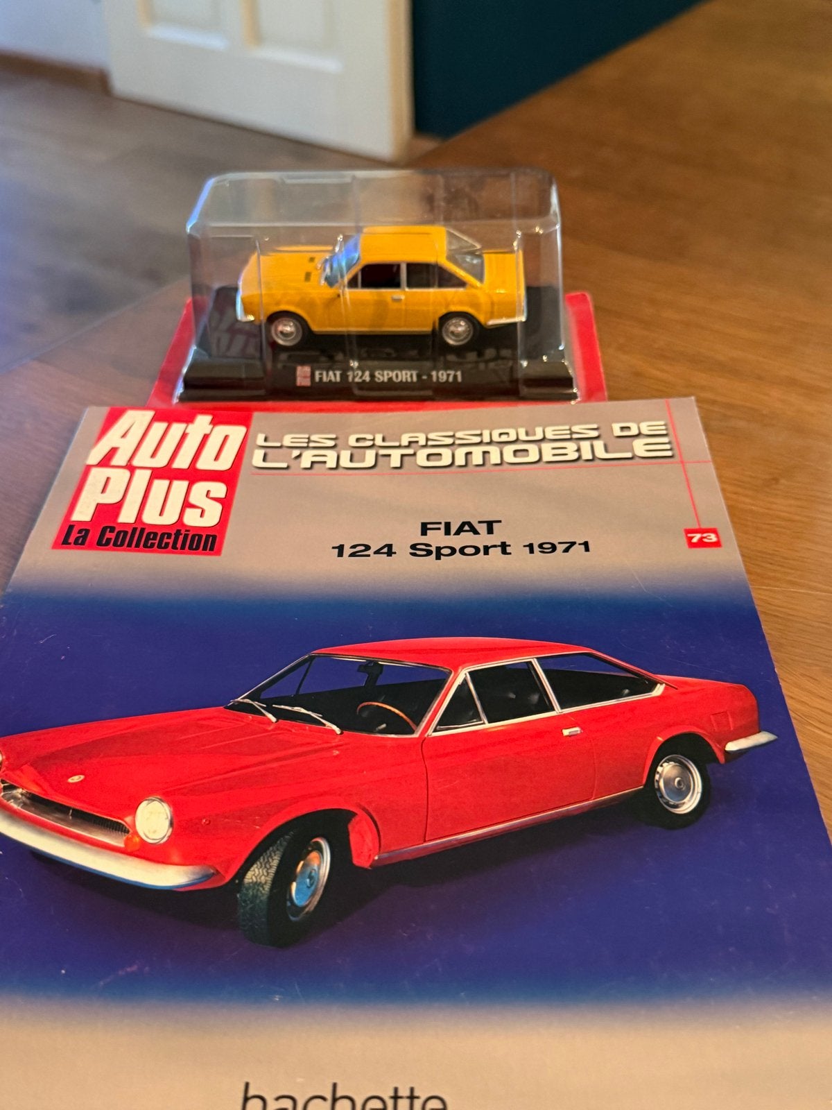 Fiat 124 Sport - 1971 modelauto met Auto Plus magazine, Ophalen of Verzenden, Zo goed als nieuw, Auto, Overige merken
