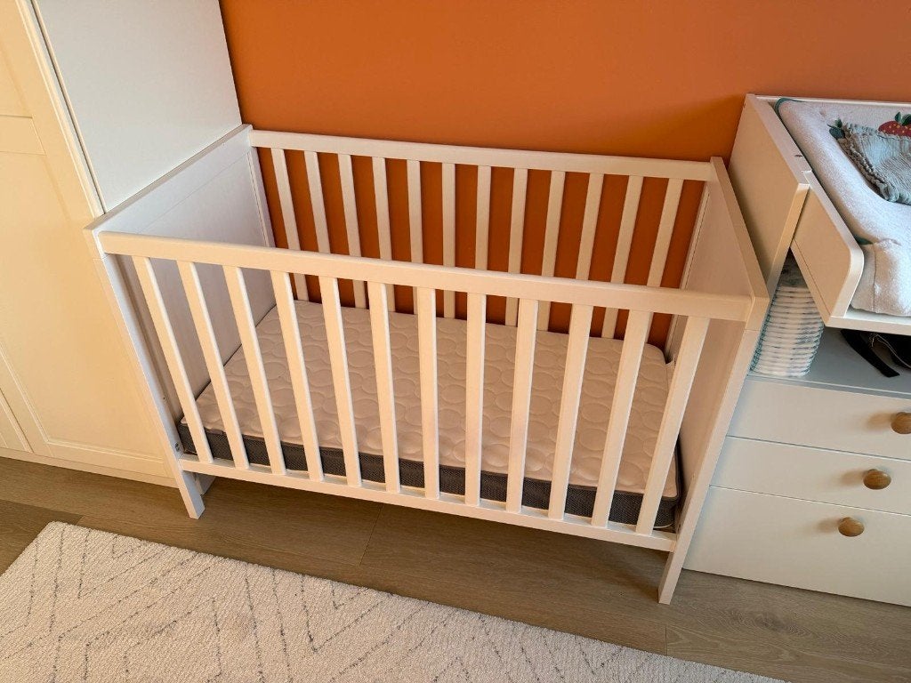 IKEA SUNDVIK babybed wit 60x120cm (matras kan op 2 hoogtes), Kinderen en Baby's, Babywiegjes en Ledikanten, Ophalen, Zo goed als nieuw