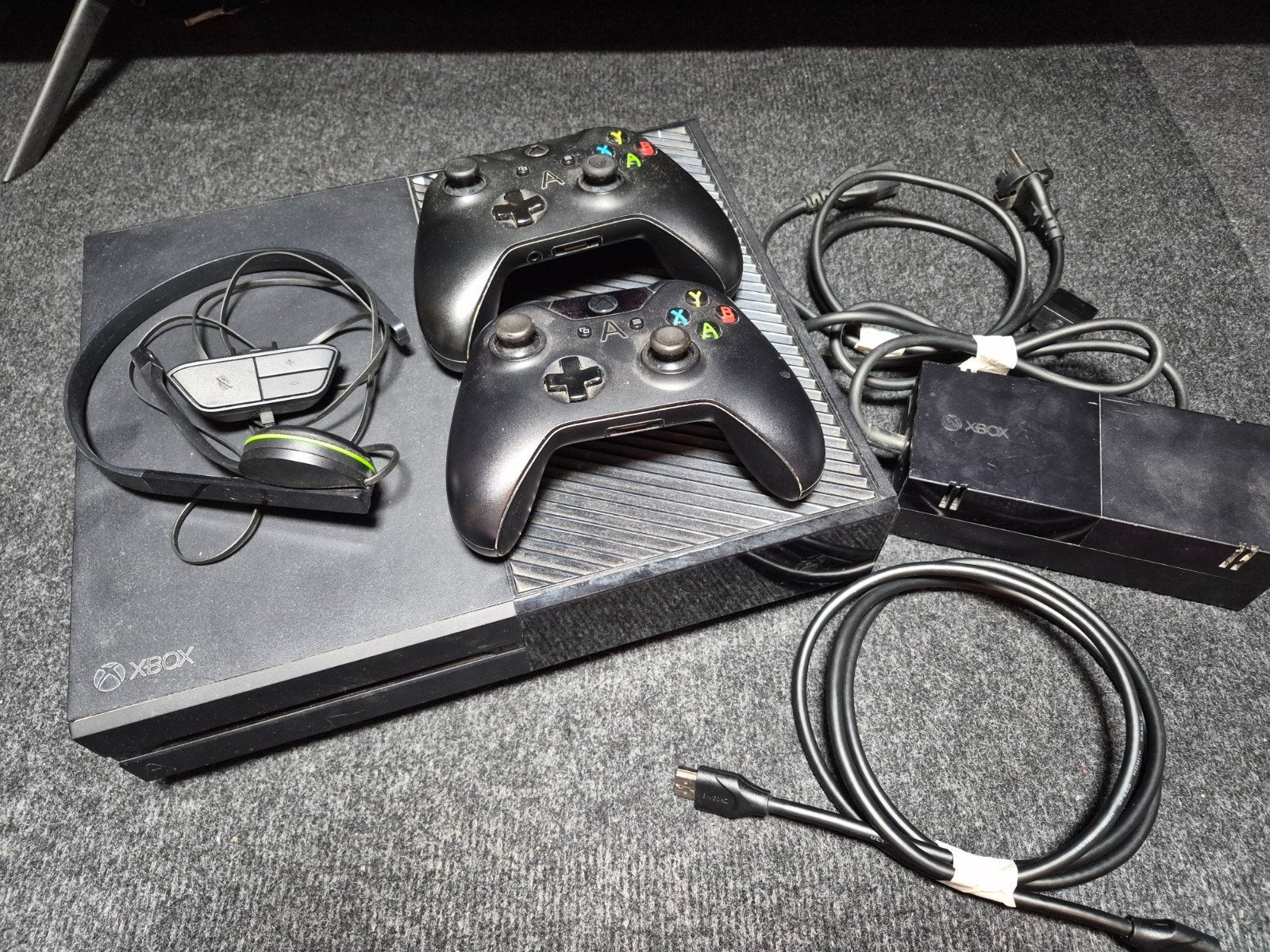 Xbox One + 2 Controllers + Headset – Compleet, Ophalen, Zo goed als nieuw, 500 GB, Met 2 controllers