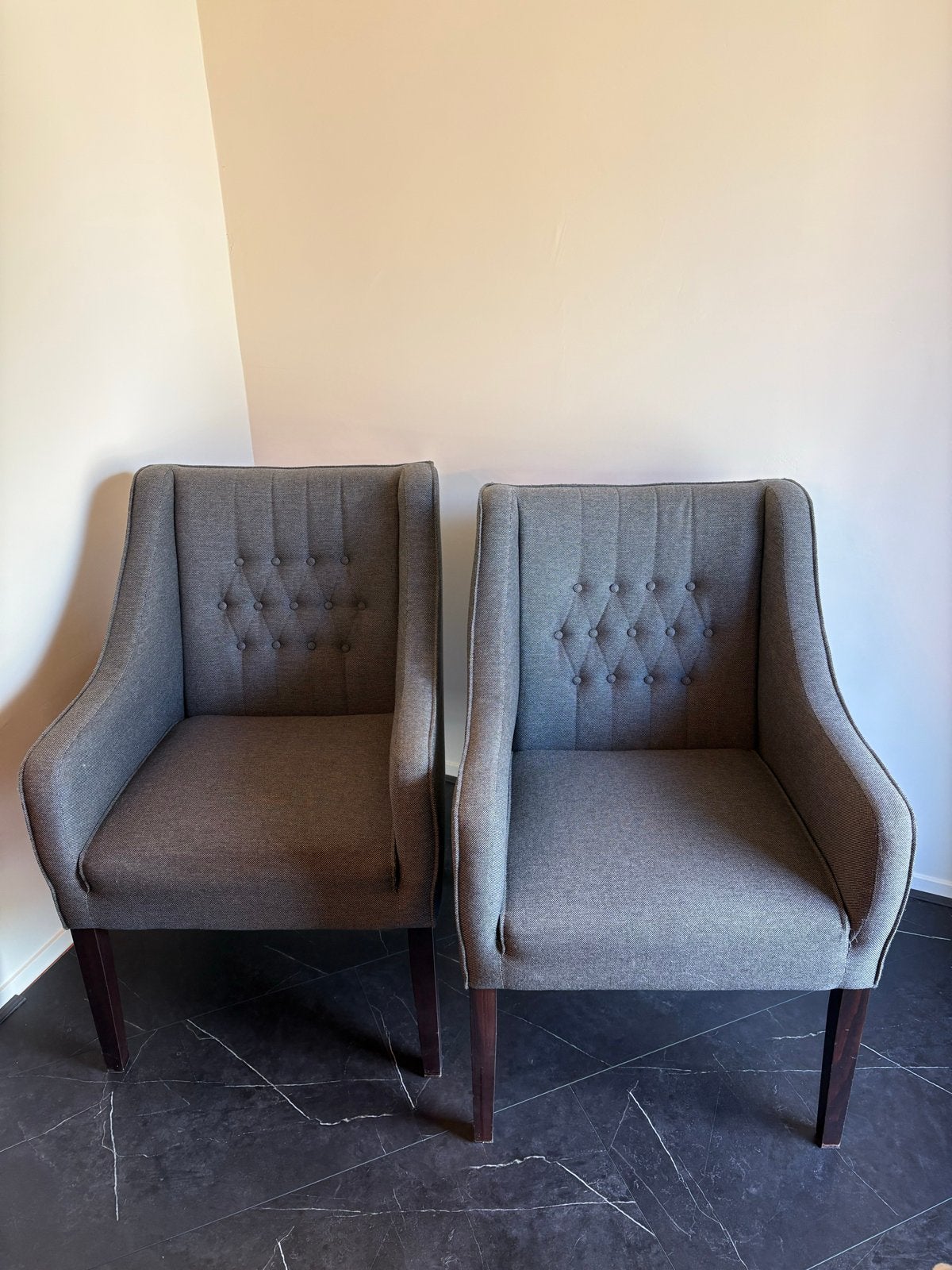 Set van 4 luxe grijze gecapitonneerde armstoelen, Ophalen, Gebruikt, Vier, Stof