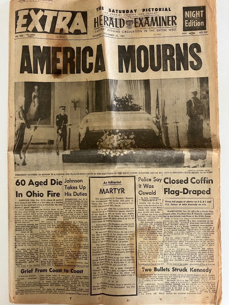 1963 Nov 23 Historische krant: America Mourns JFK (1963), Ophalen of Verzenden, Gelezen, Krant