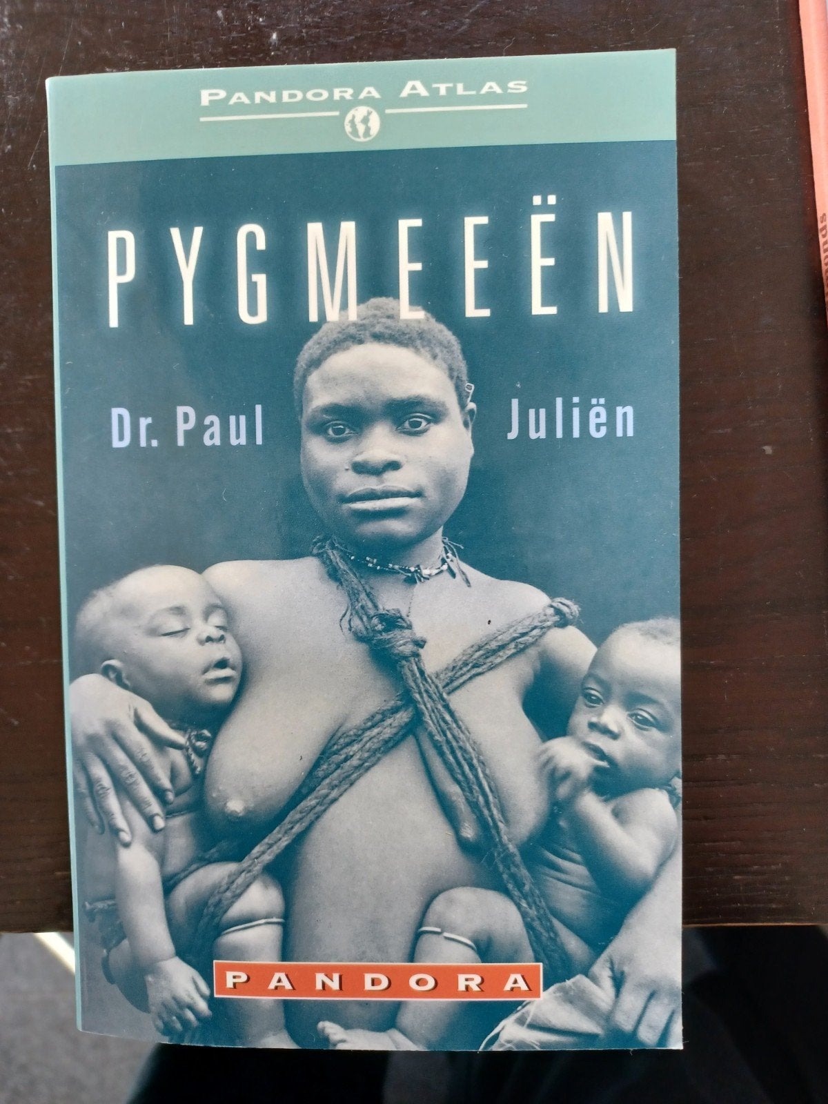 Pygmeeën - Dr. Paul Juliën (Pandora Atlas), Ophalen of Verzenden, Gelezen, Dr. Paul Juliën, Europa overig