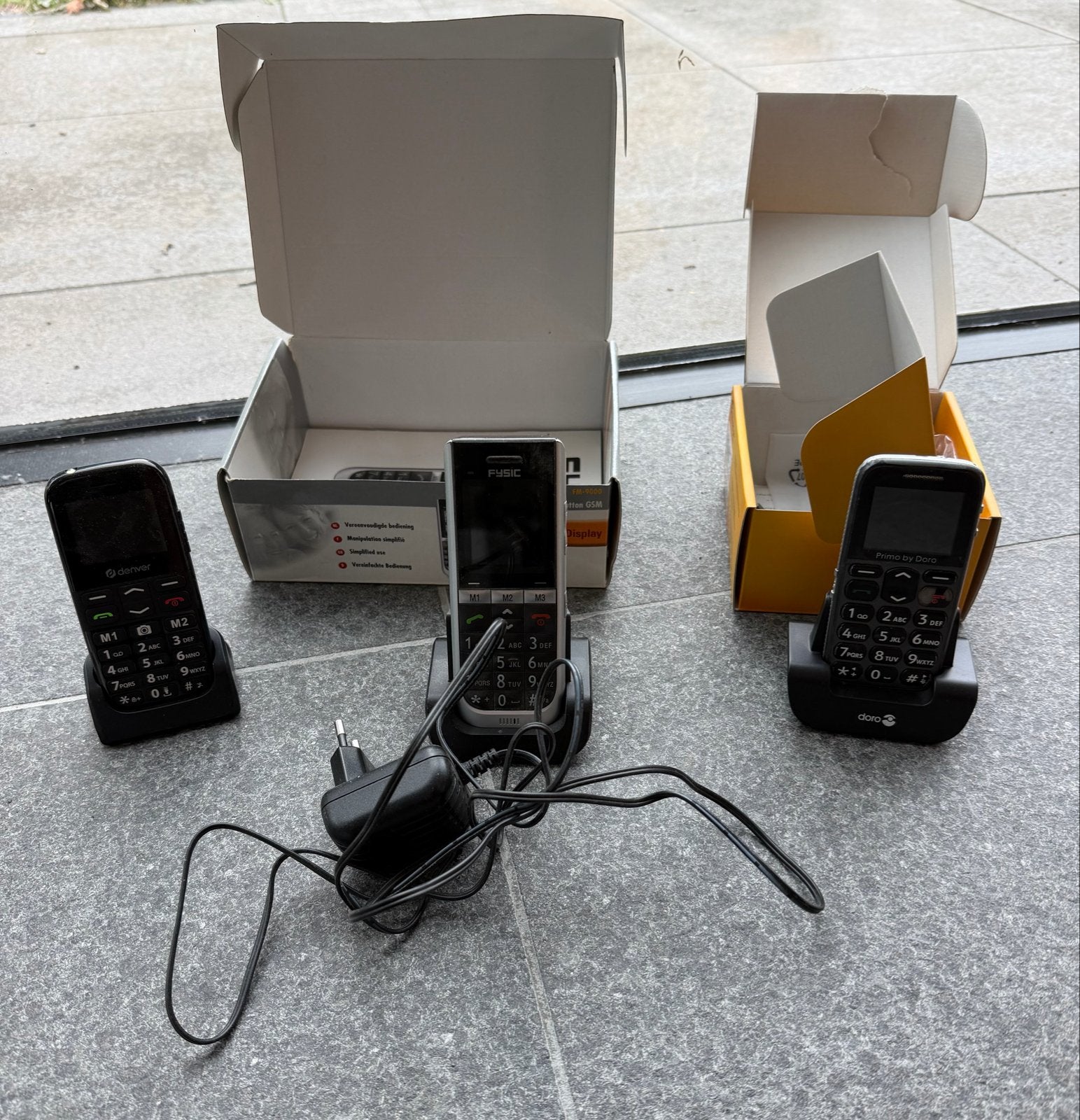 Set van 3 seniorentelefoons met oplaadstation, Telecommunicatie, Gebruikt, Geen camera, Ophalen of Verzenden, Klassiek of Candybar