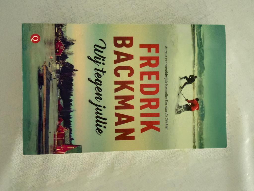 Fredrik Backman - Wij tegen jullie, Ophalen of Verzenden, Zo goed als nieuw, Fredrik Backman