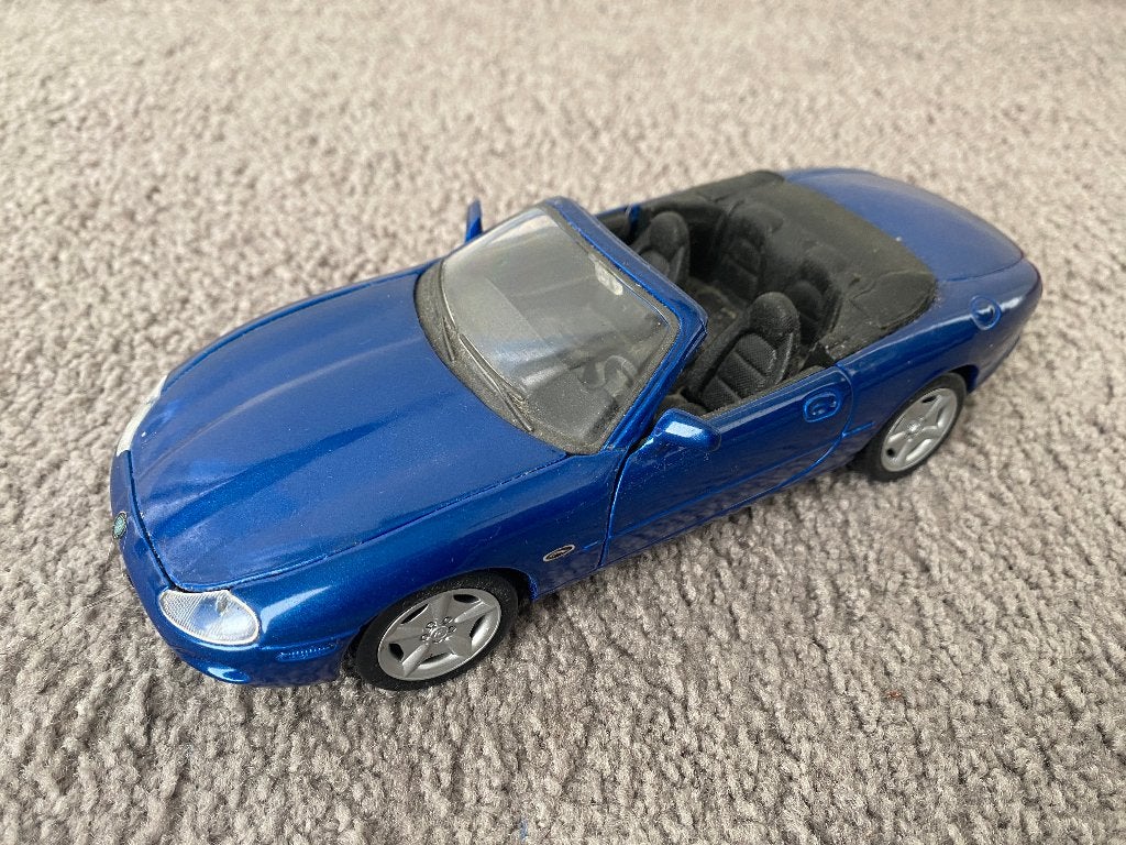 Maisto Jaguar XK8  1/24  blauw, Ophalen of Verzenden, Nieuw, Maisto