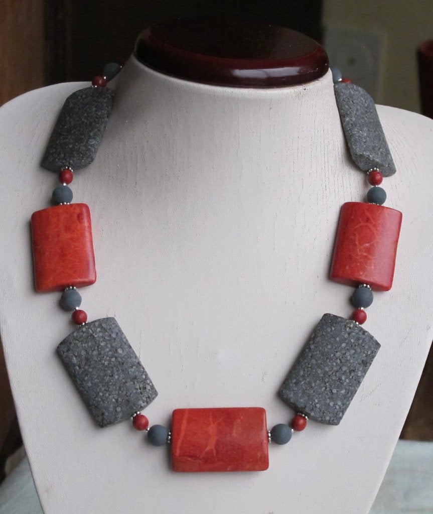 Prachtige ketting met grote sponskoraal en Lava stenen., Verzenden, Nieuw, Steen of Mineraal, Met edelsteen