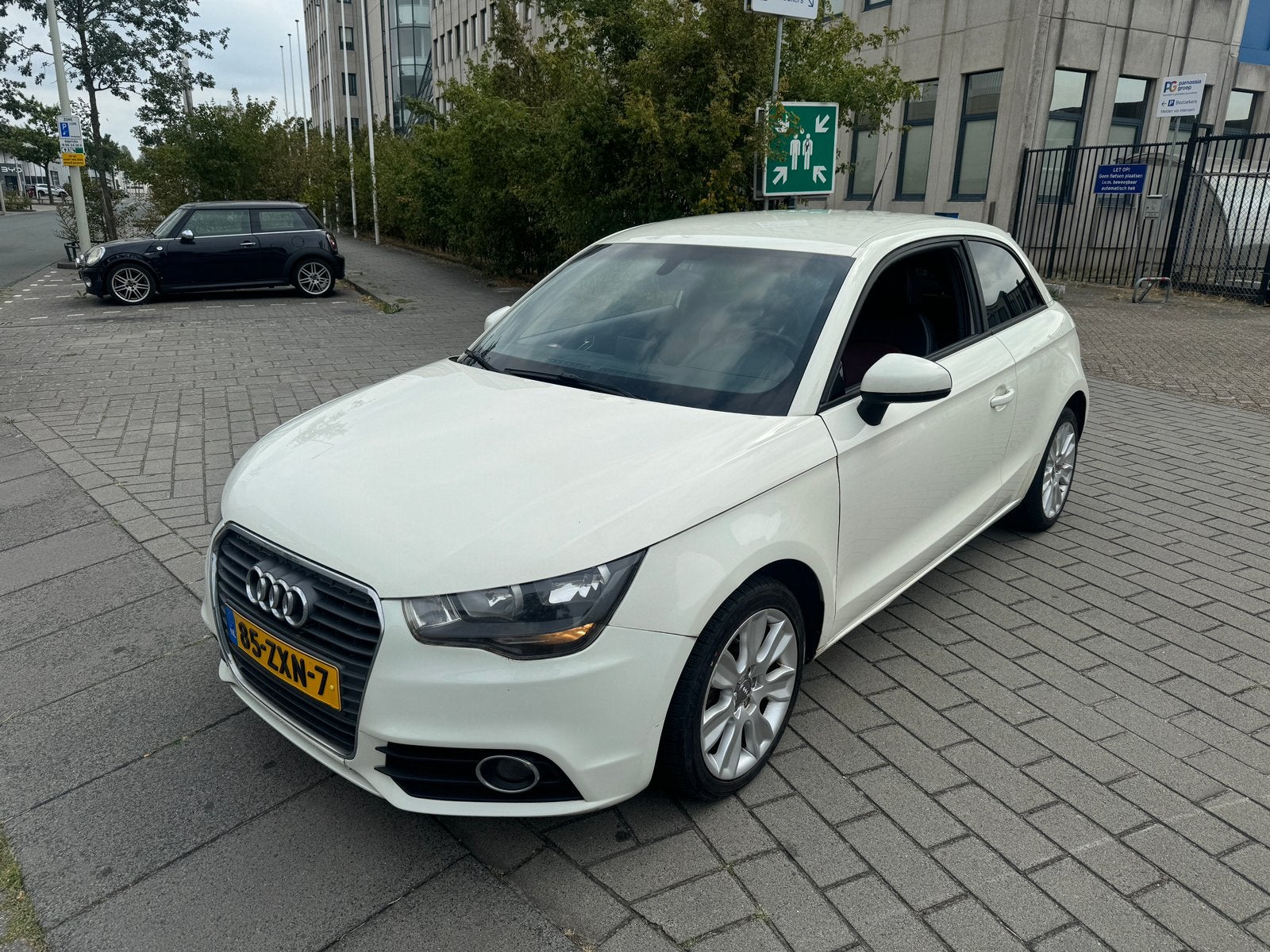 Audi A1 1.6 TDI 2011 Wit EURO 5 AIRCO LEDER NAVI, Auto's, Audi, Voorwielaandrijving, Euro 5, A1, Zwart