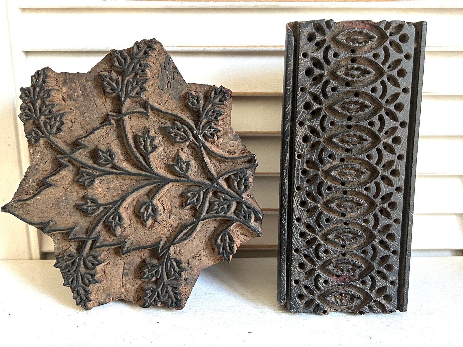 Twee antieke houten batik stempels drukblokken decoratie, Ophalen