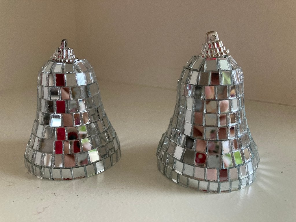 Twee kerstklokjes met spiegelmozaiek, Ophalen of Verzenden, Gebruikt