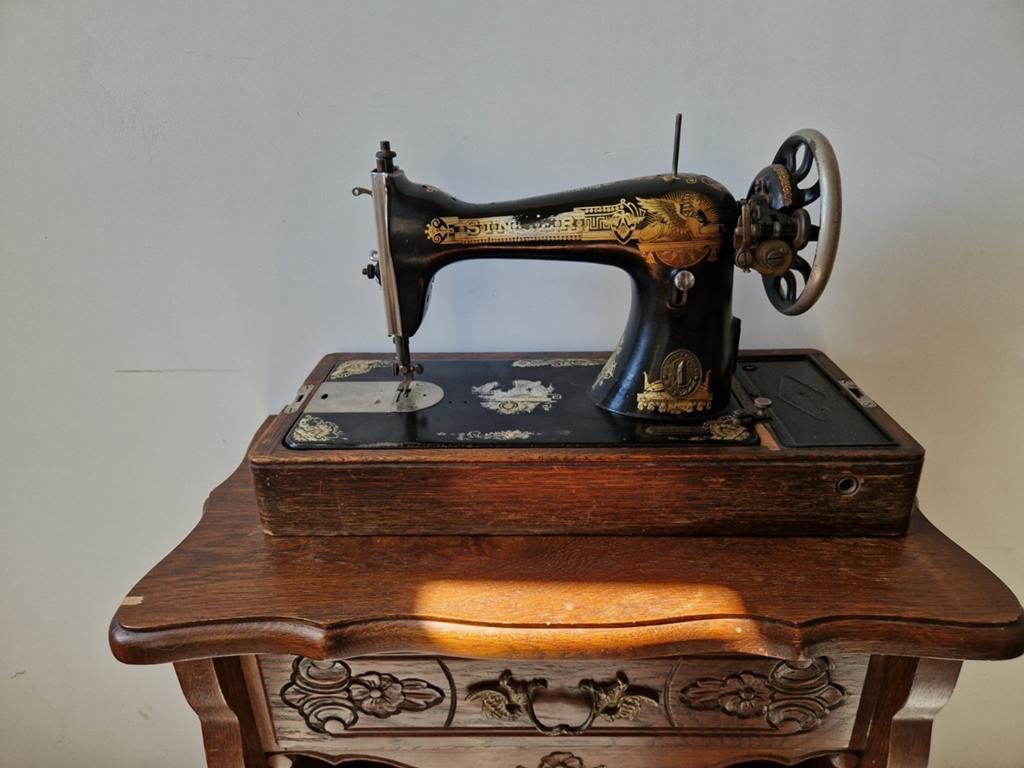 Antieke naaimachine, Antiek en Kunst, Antiek | Naaimachines, Ophalen