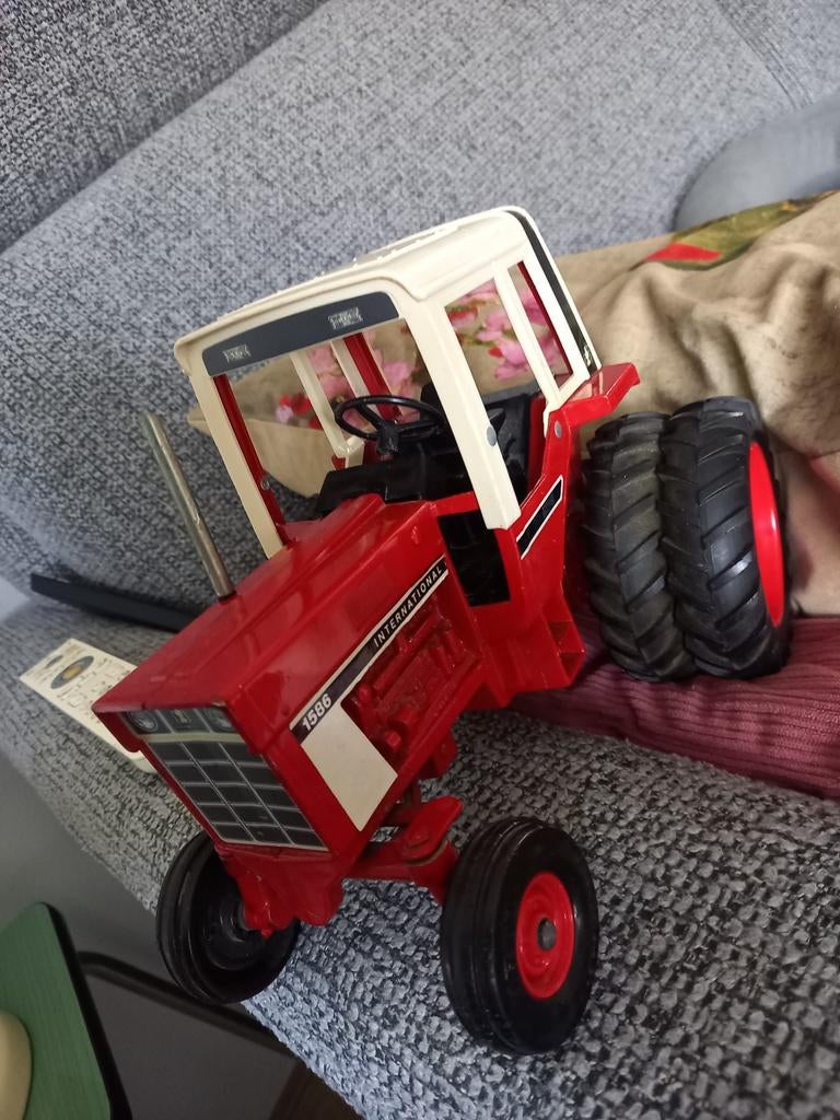 1:16 INTERNATIONAL 1586 model tractor, Hobby en Vrije tijd, Ophalen of Verzenden, Gebruikt
