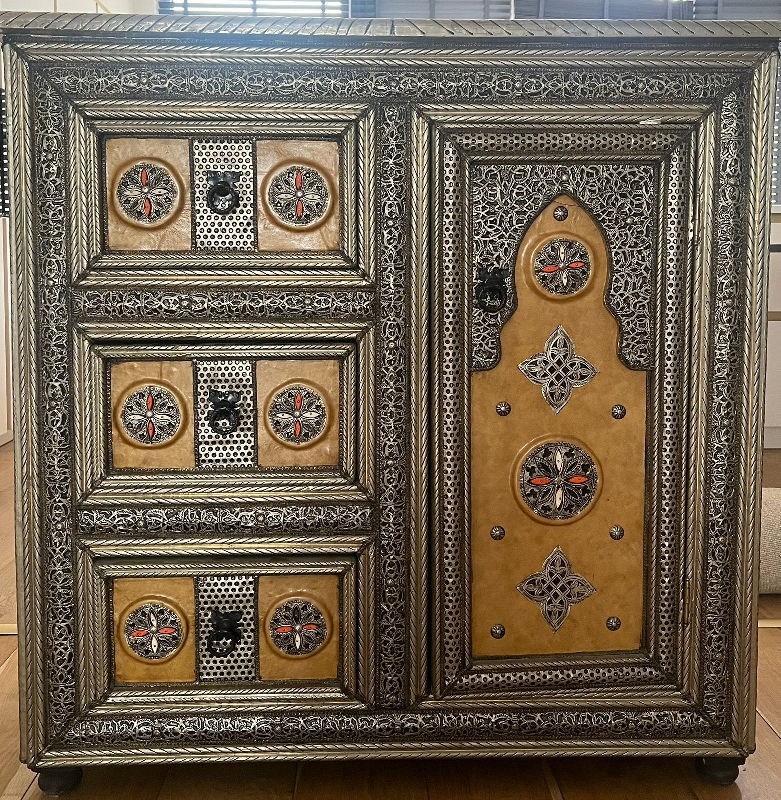 Unieke Marokkaanse kast met metaal en leer, Ophalen, Gebruikt, 50 tot 100 cm, 3 of 4 laden