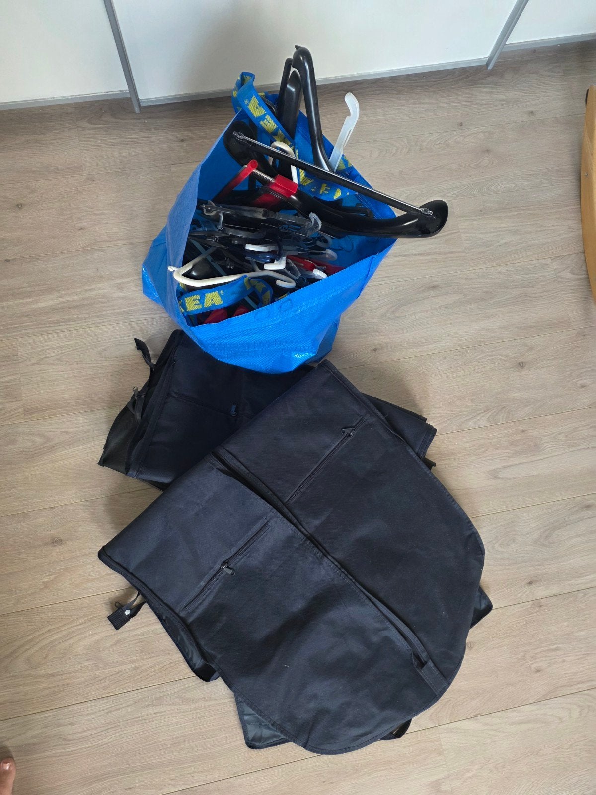 Kledinghangers (hout en kunststof) + 5 pakhoezen, Ophalen