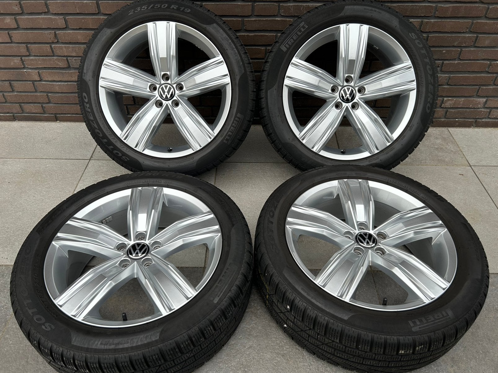 19 inch Volkswagen Tiguan Winterbanden 6-7 mm Pirelli, Auto-onderdelen, Banden en Velgen, Winterbanden, 235 mm, Ophalen