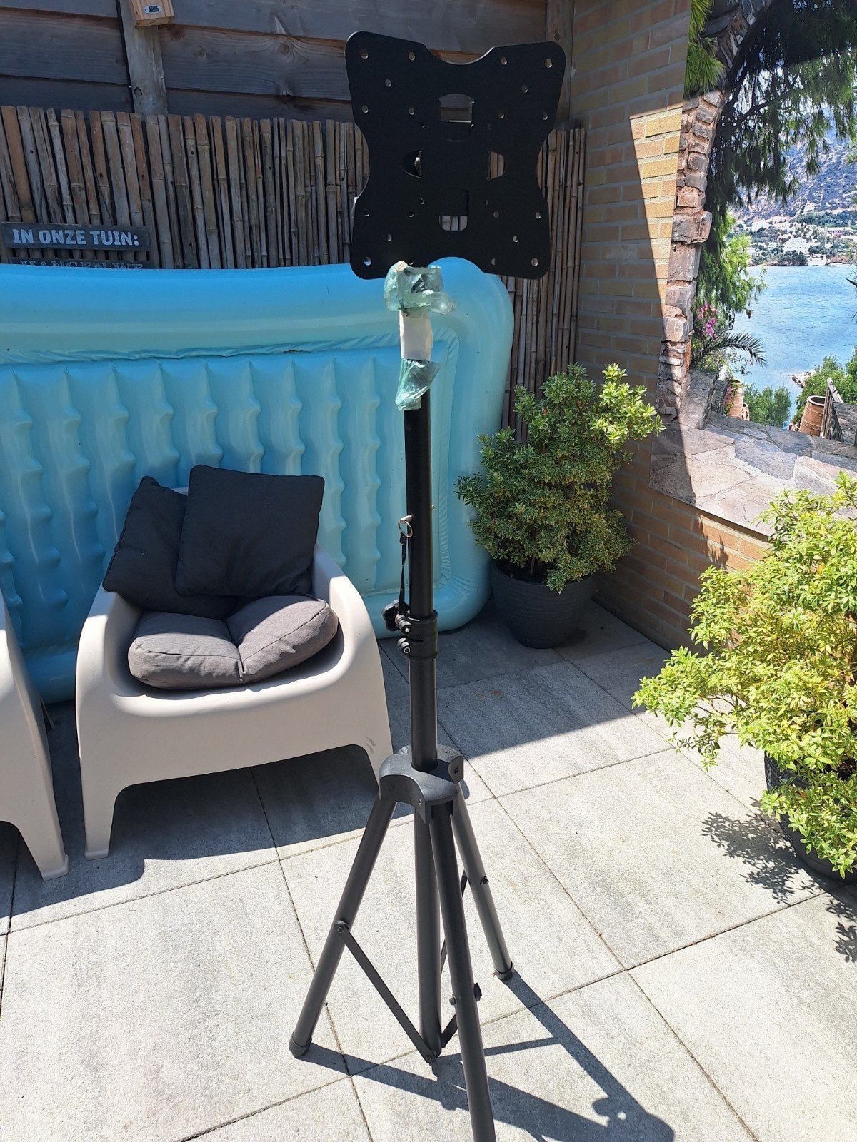 TV-standaard met VESA-beugel op statief, Ophalen